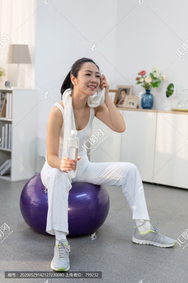 年轻女子在家练习瑜伽