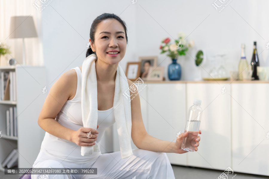 年轻女子在家练习瑜伽