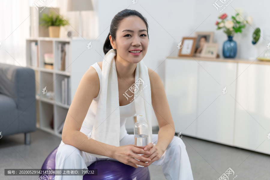 年轻女子在家练习瑜伽