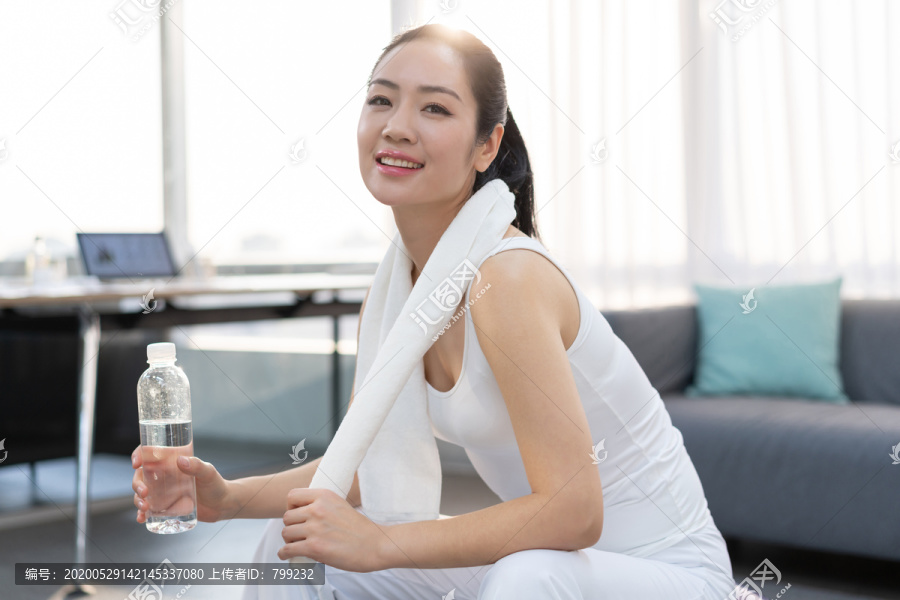 年轻女子在家练习瑜伽