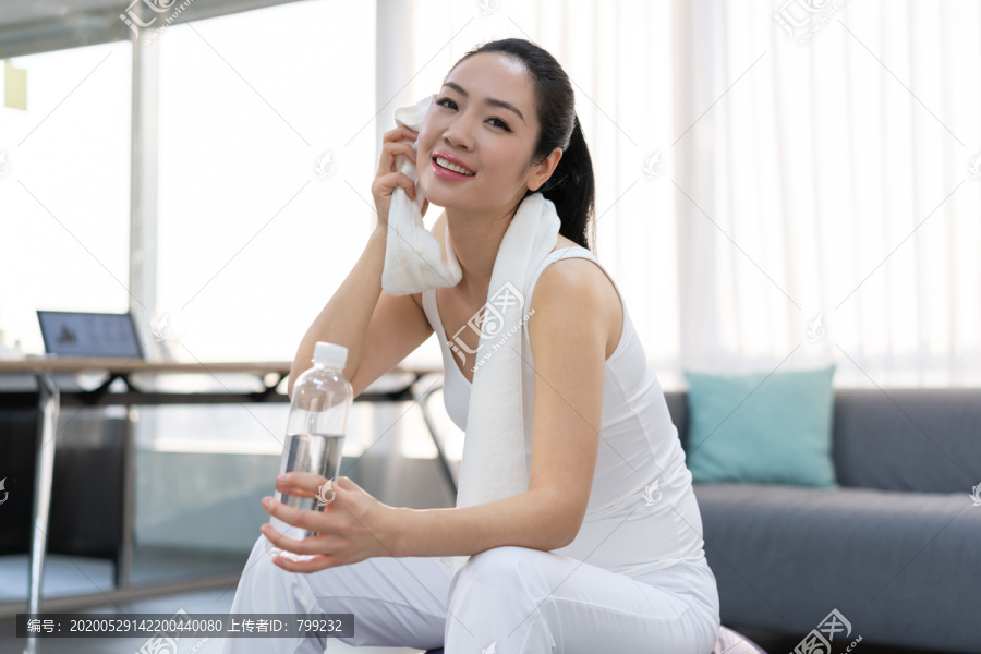 年轻女子在家练习瑜伽