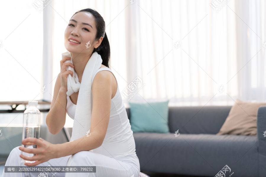 年轻女子在家练习瑜伽