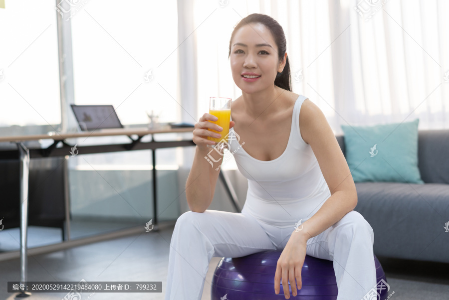 年轻女子在家练习瑜伽