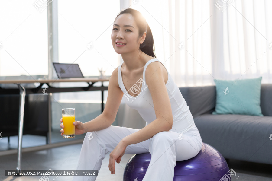 年轻女子在家练习瑜伽