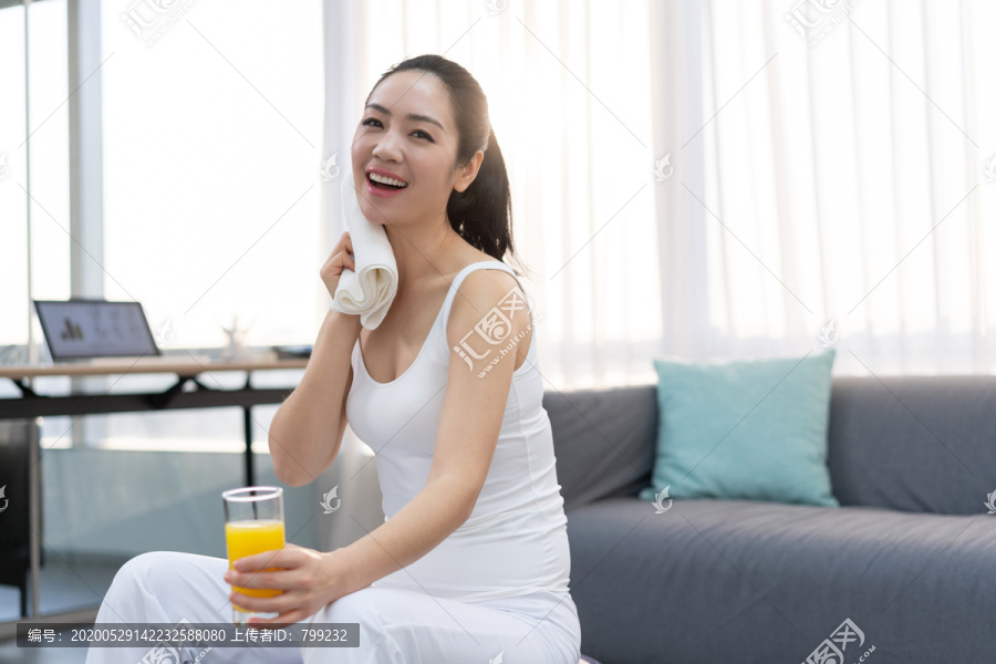 年轻女子在家练习瑜伽