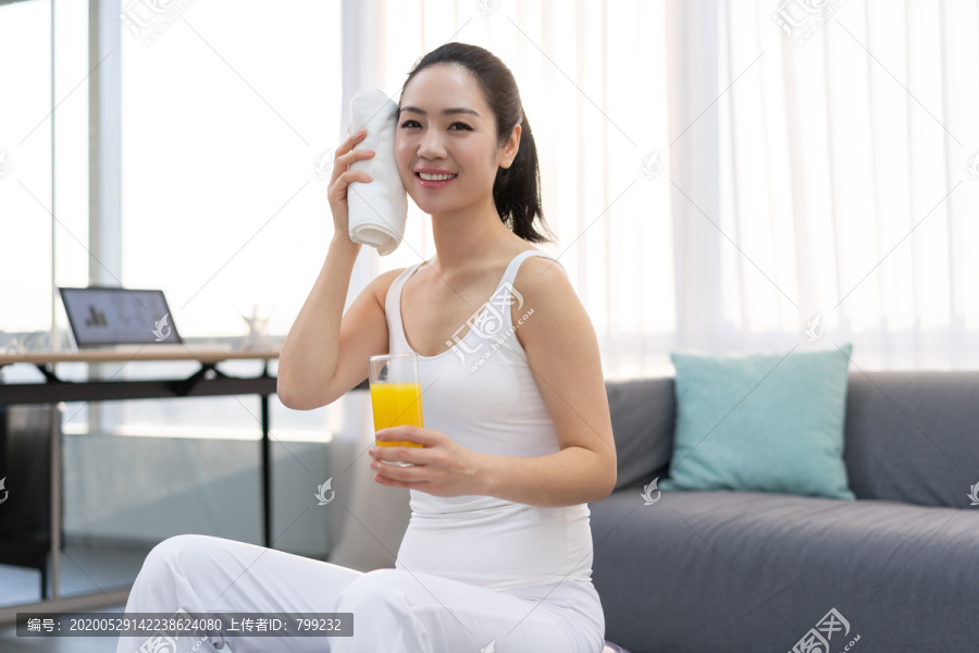 年轻女子在家练习瑜伽