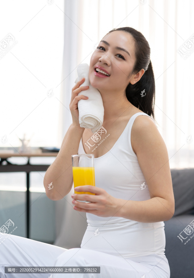 年轻女子在家练习瑜伽