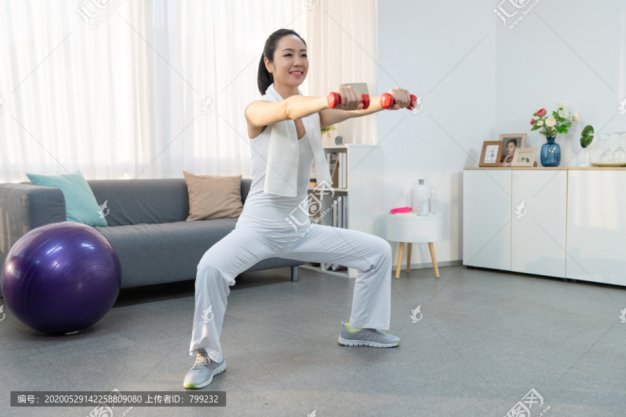 年轻女子在家健身锻炼