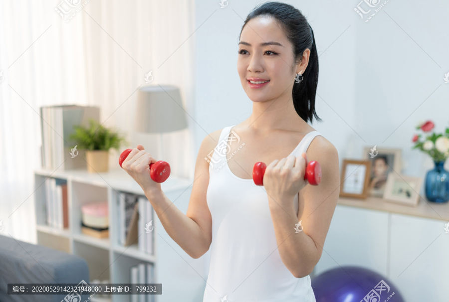 年轻女子在家健身锻炼