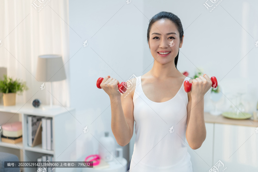 年轻女子在家健身锻炼