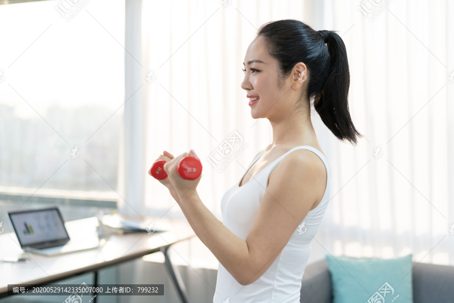 年轻女子在家健身锻炼