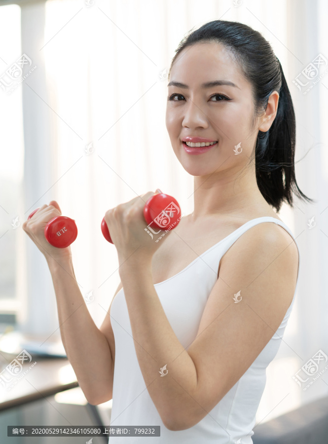 年轻女子在家健身锻炼