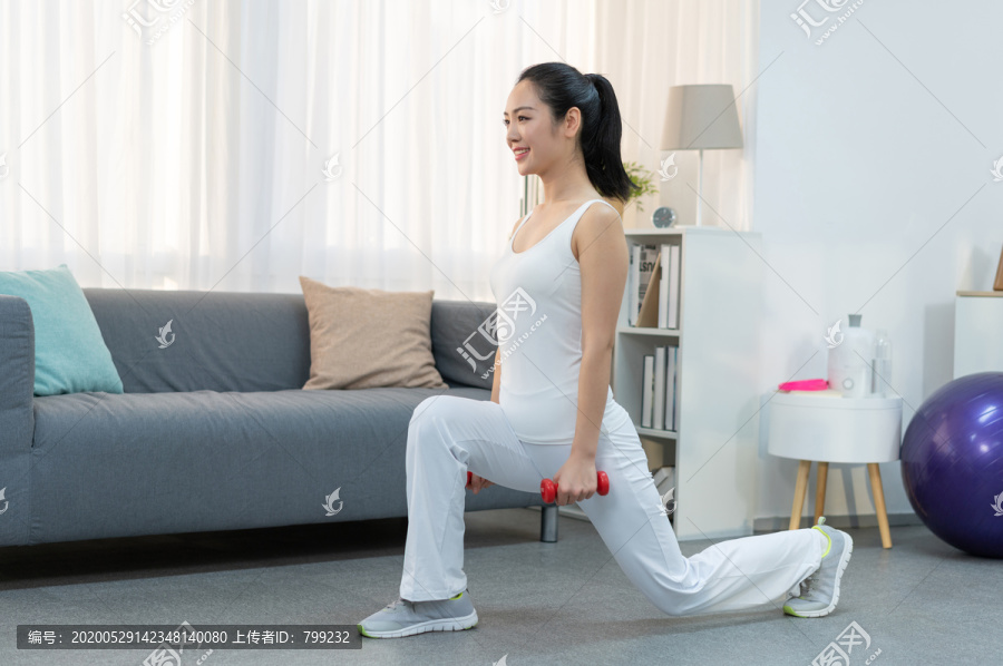 年轻女子在家健身锻炼
