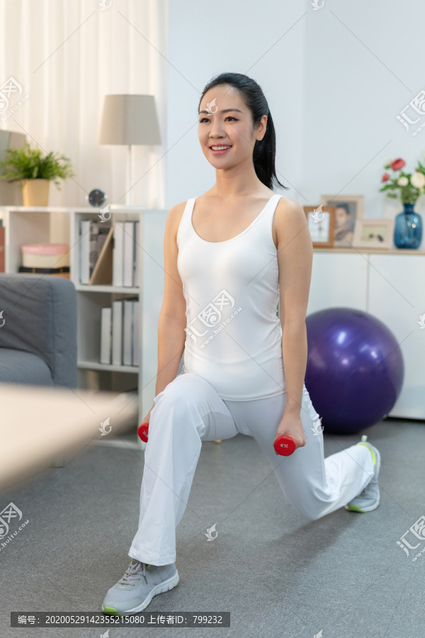 年轻女子在家健身锻炼
