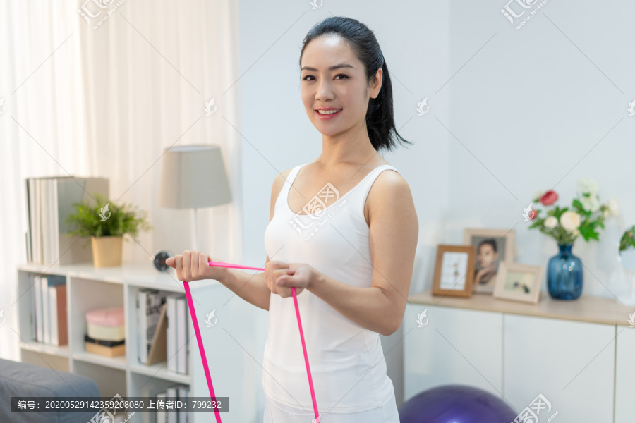 年轻女子在家健身锻炼