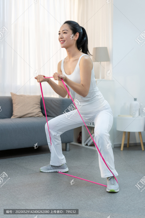 年轻女子在家健身锻炼