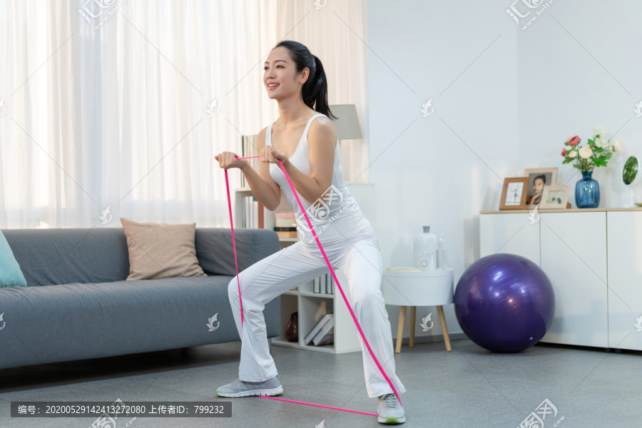 年轻女子在家健身锻炼