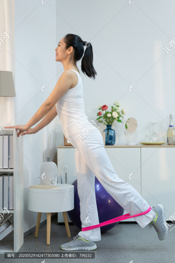 年轻女子在家健身锻炼