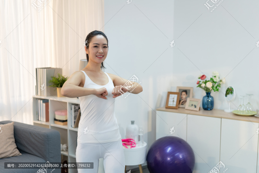 年轻女子在家健身锻炼