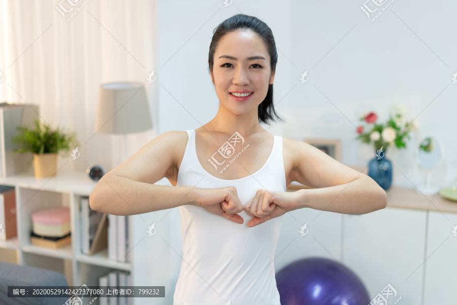 年轻女子在家健身锻炼