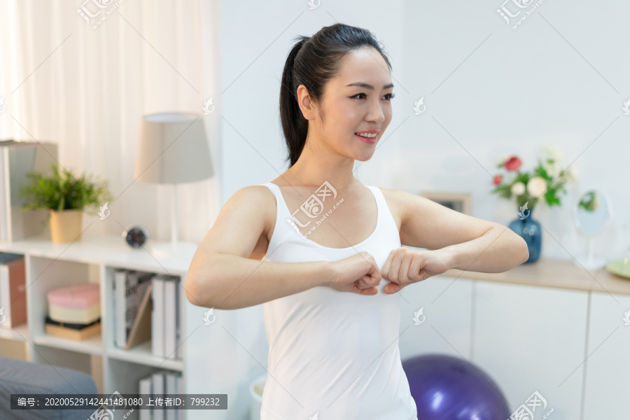 年轻女子在家健身锻炼