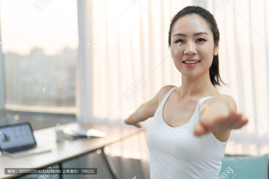 年轻女子在家健身锻炼