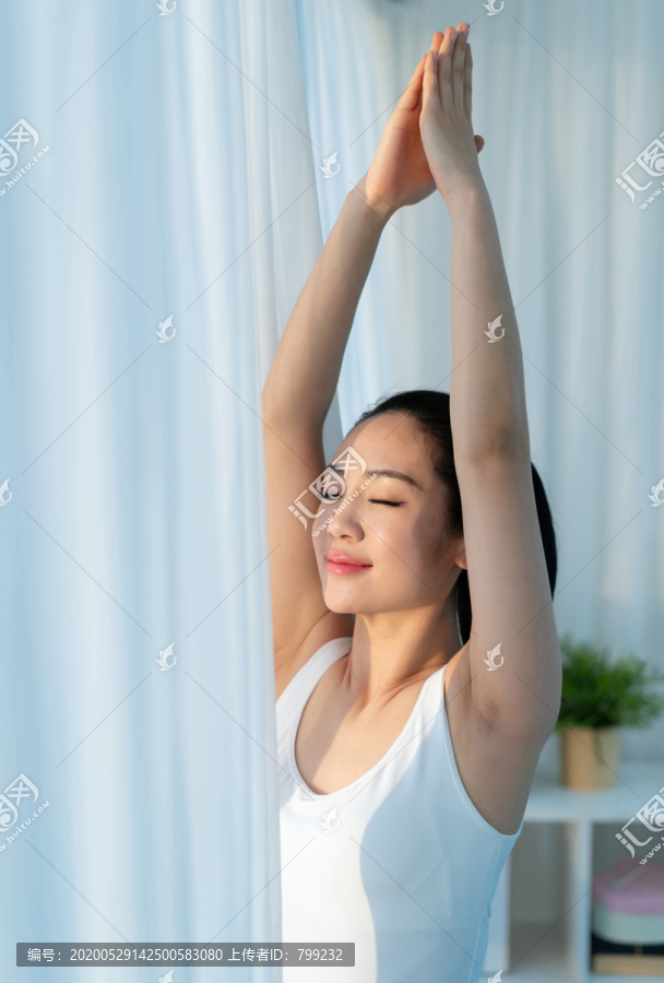 快乐年轻女士早晨起床