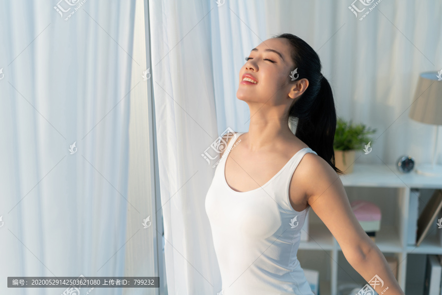 快乐年轻女士早晨起床