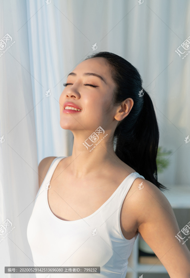 快乐年轻女士早晨起床