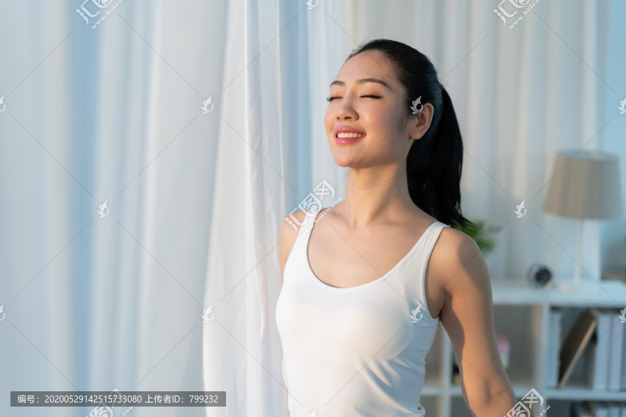 快乐年轻女士早晨起床