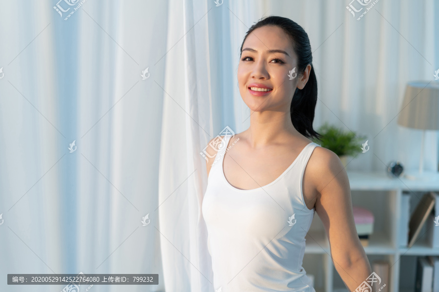 快乐年轻女士早晨起床