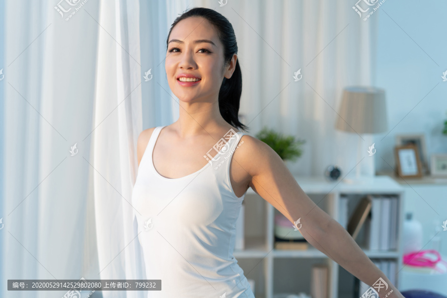 快乐年轻女士早晨起床