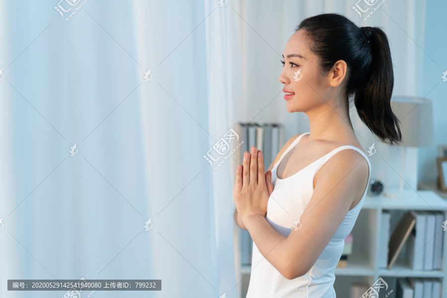 快乐年轻女士早晨起床