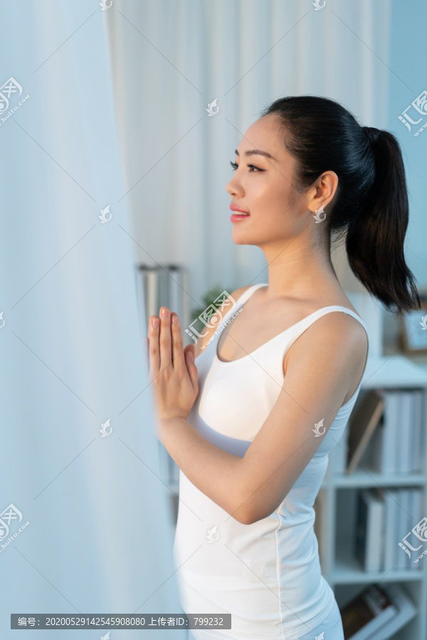 快乐年轻女士早晨起床