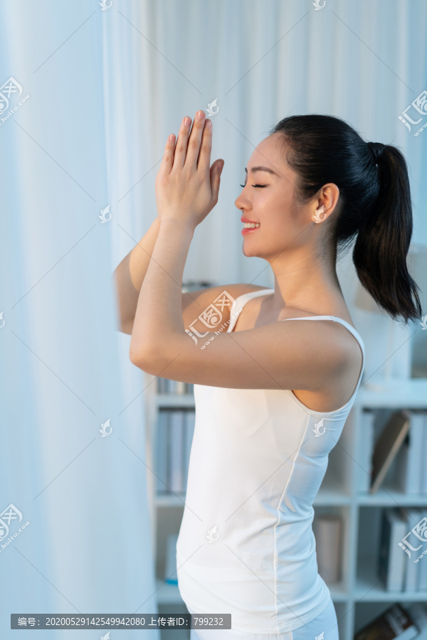快乐年轻女士早晨起床