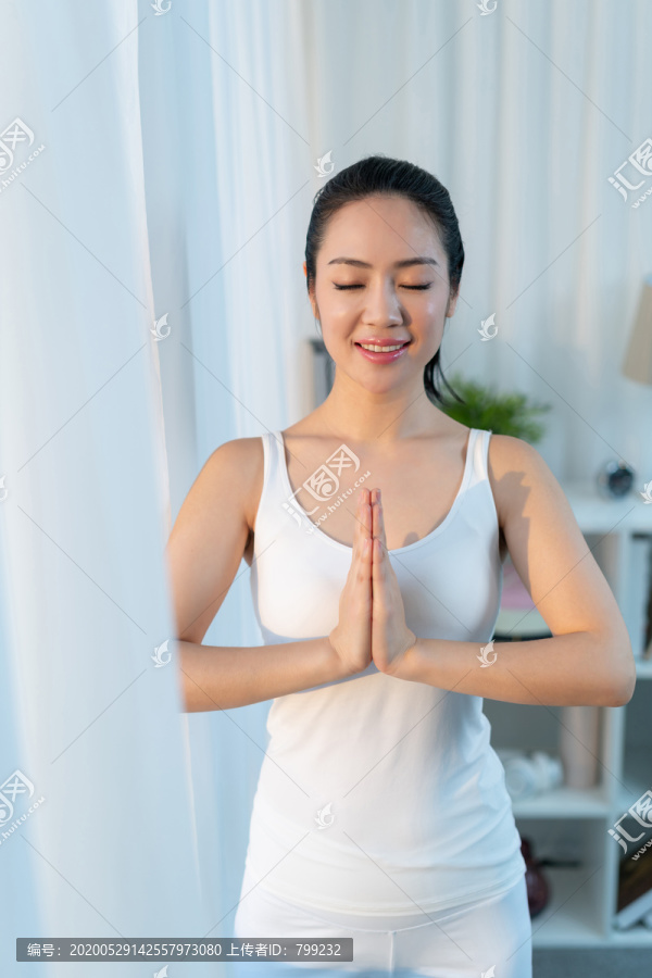 快乐年轻女士早晨起床