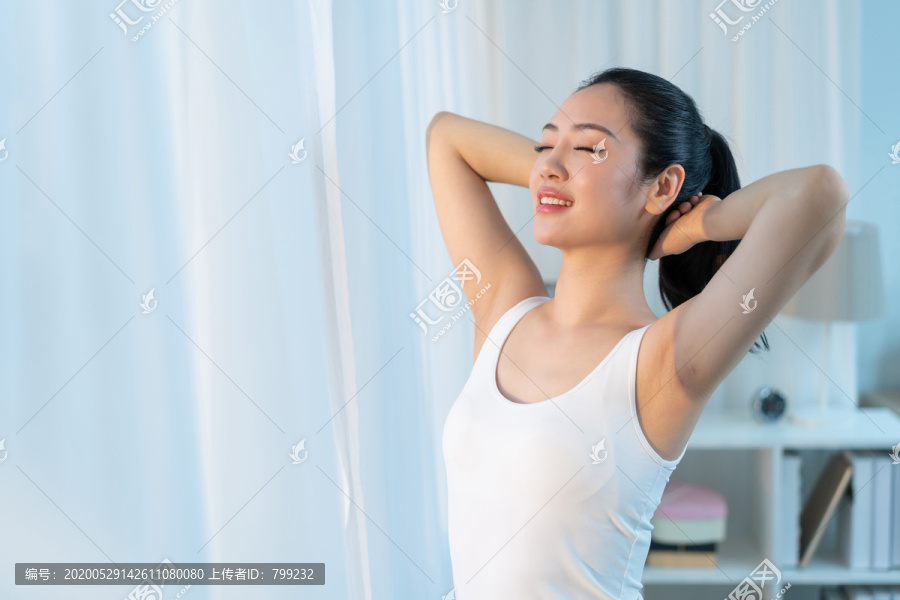 快乐年轻女士早晨起床