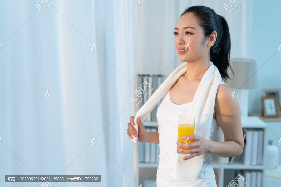 年轻女子在家健身锻炼