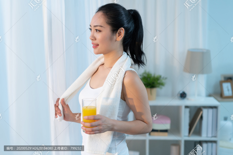 年轻女子在家健身锻炼