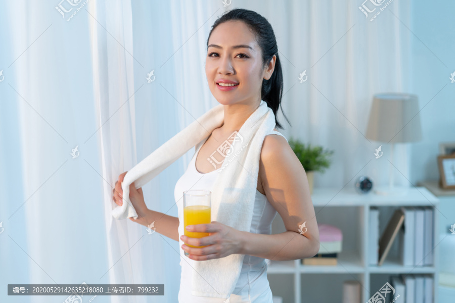 年轻女子在家健身锻炼
