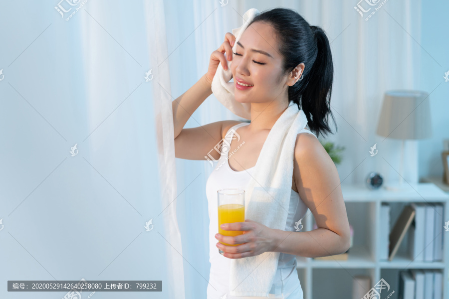 年轻女子在家健身锻炼