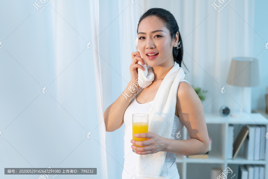 年轻女子在家健身锻炼