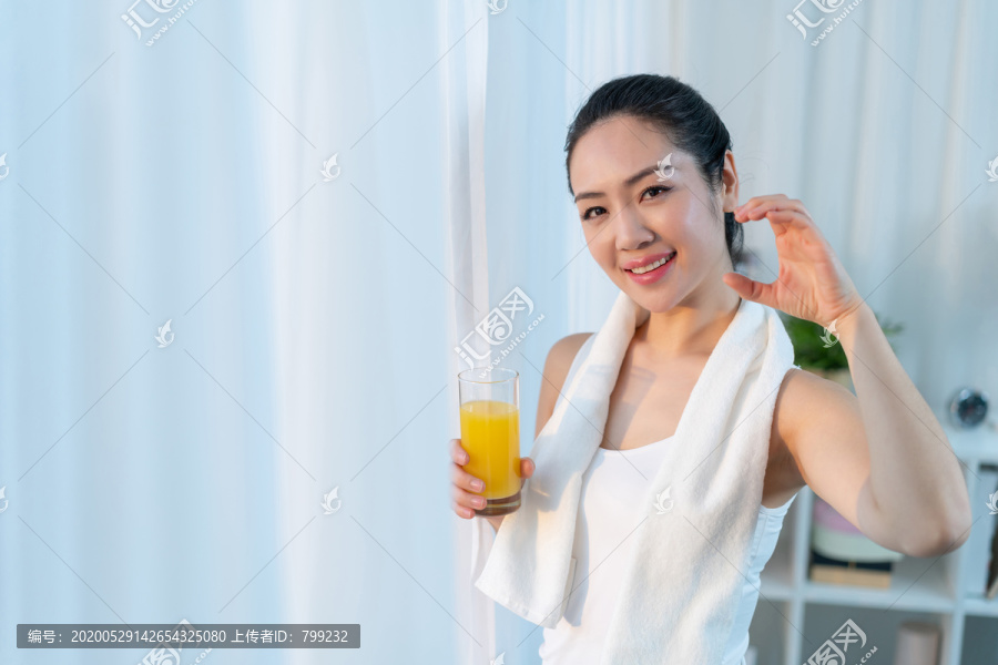年轻女子在家健身锻炼