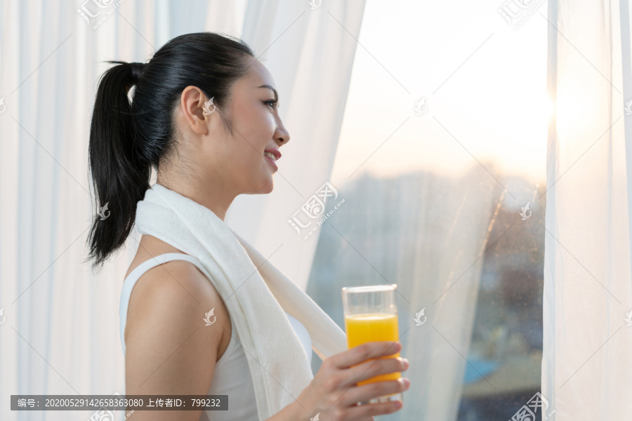 年轻女子在家健身锻炼