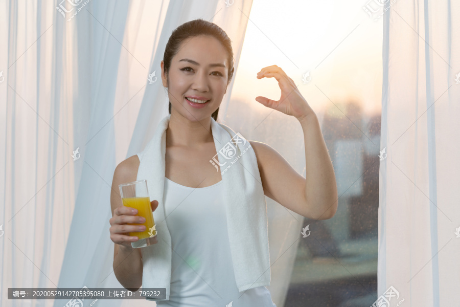 年轻女子在家健身锻炼