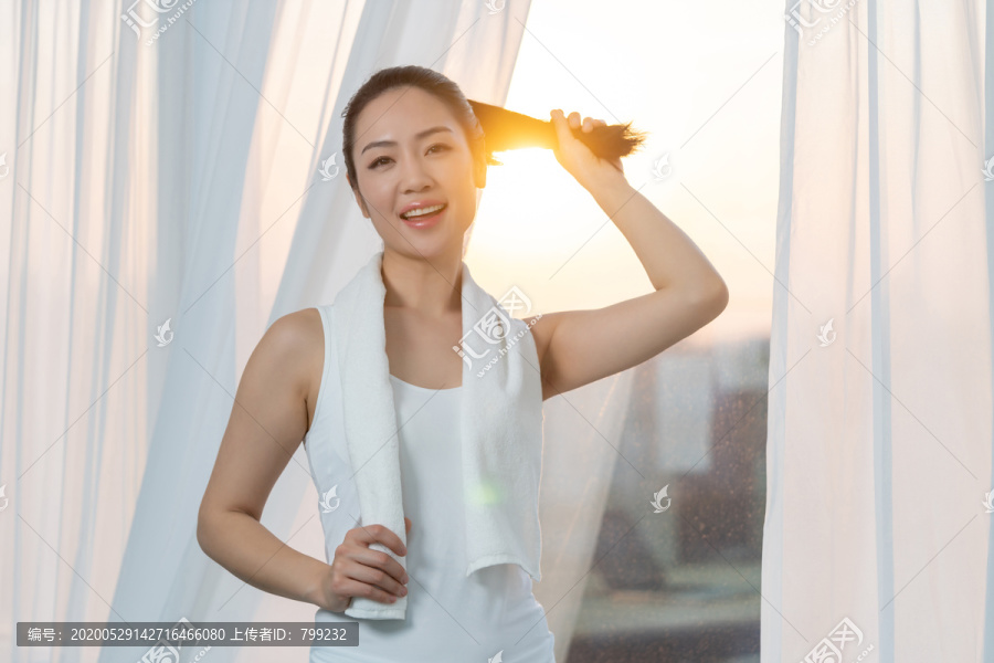 年轻女子在家健身锻炼