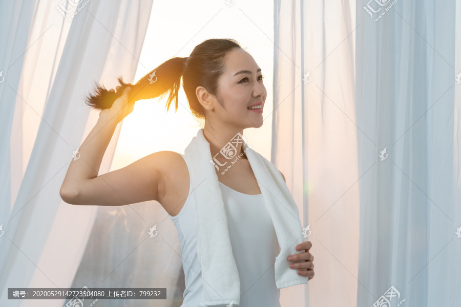 年轻女子在家健身锻炼