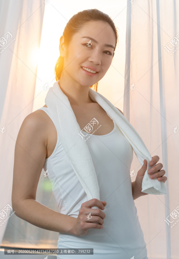 年轻女子在家健身锻炼