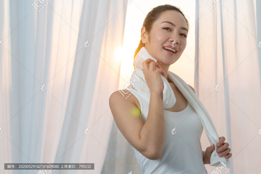 年轻女子在家健身锻炼