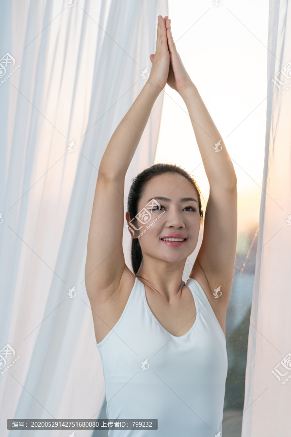 年轻女子在家健身锻炼